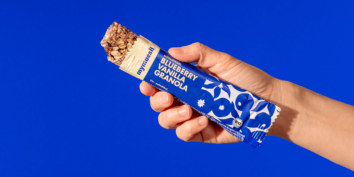 mymuesli Bio Blueberry Vanilla Granola Müsliriegel an der Ecke abgebissen