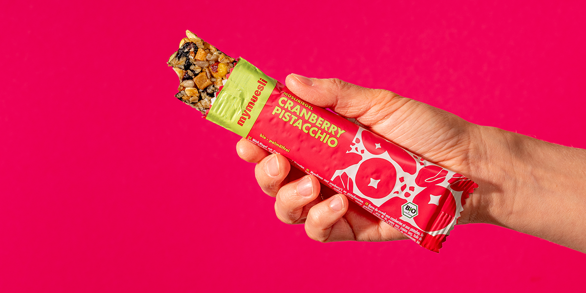 mymuesli Bio Cranberry Pistachio Müsliriegel an der Ecke abgebissen
