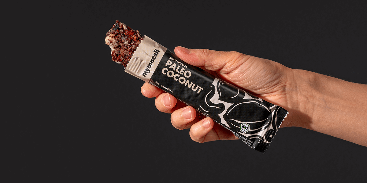 mymuesli Bio Paleo Coconut Müsliriegel an der Ecke abgebissen