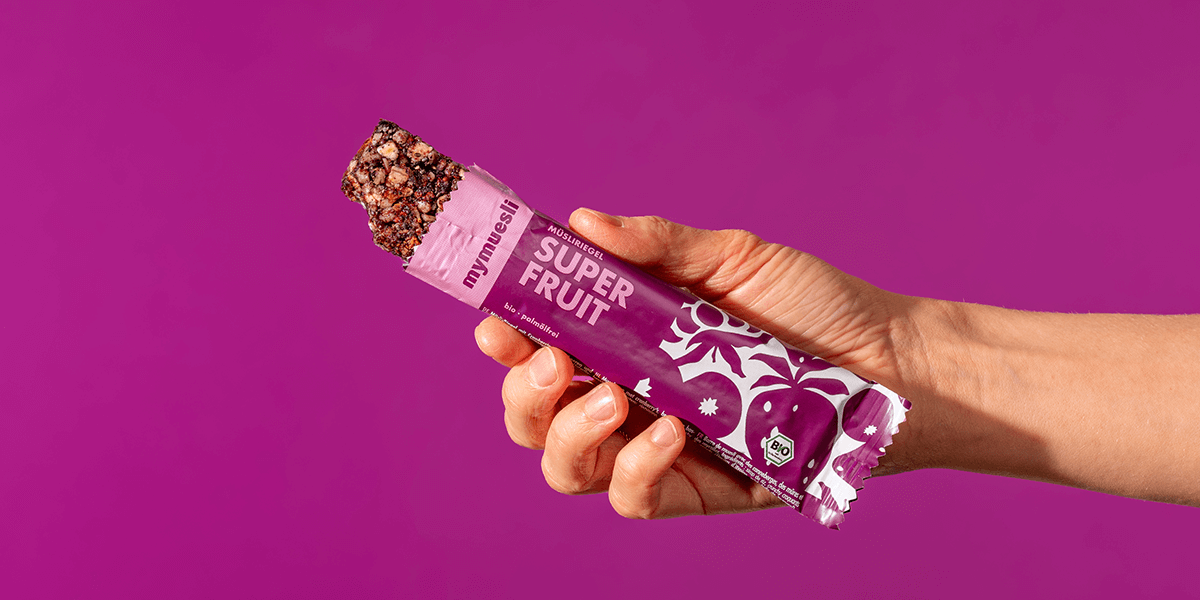 mymuesli Bio Superfruit Müsliriegel an der Ecke abgebissen