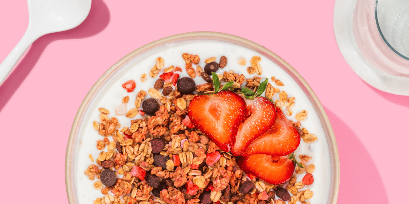 mymuesli Bio Strawberry Choco Crunchy Granola mit Joghurt und frischen Erdbeeren