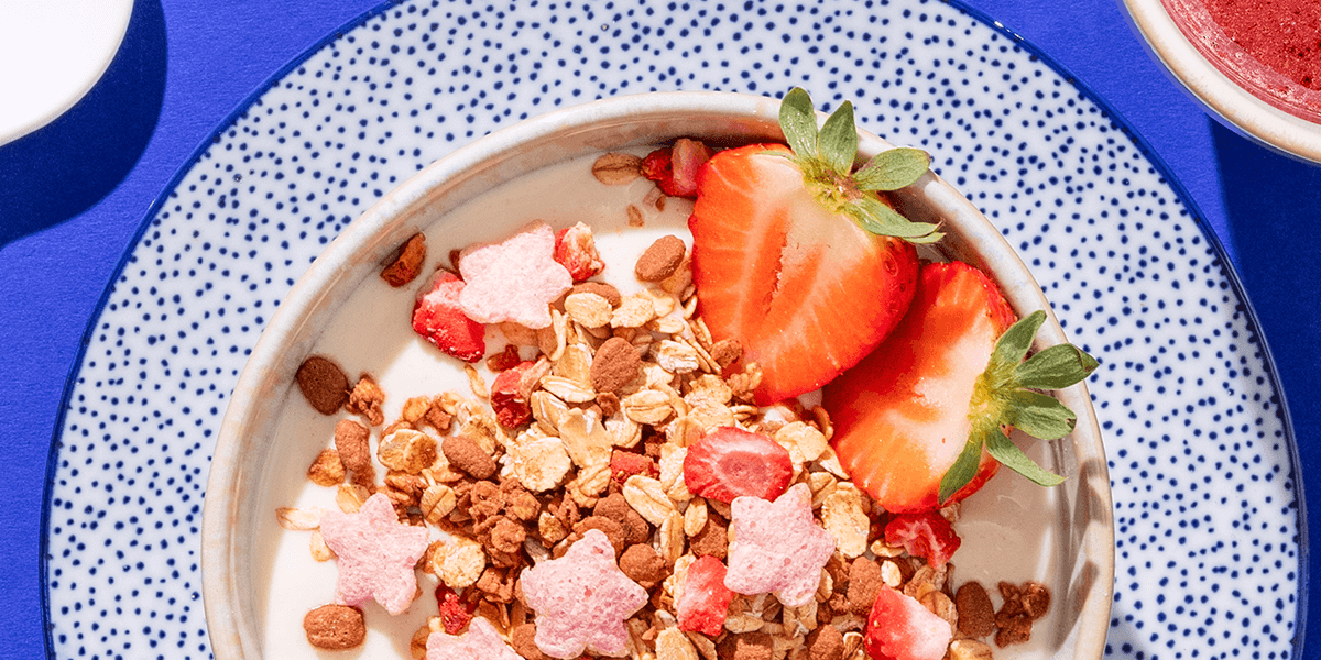 mymuesli Bio Superelefanten Müsli in Schale mit Joghurt und frischen Erdbeeren
