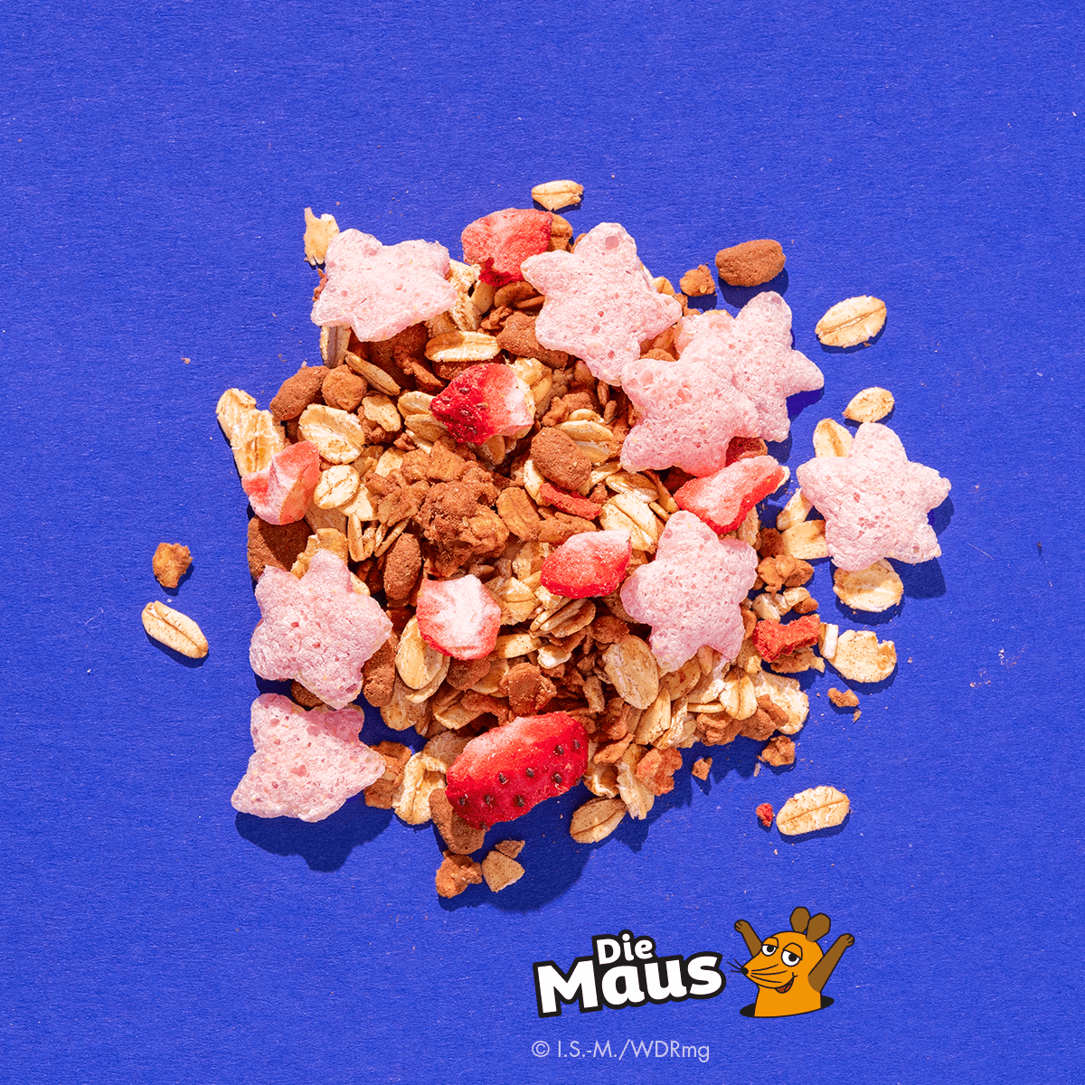 Mymuesli bio Superelefanten-Müsli Zutaten von oben mit Erdbeeren und pinken Sternen.