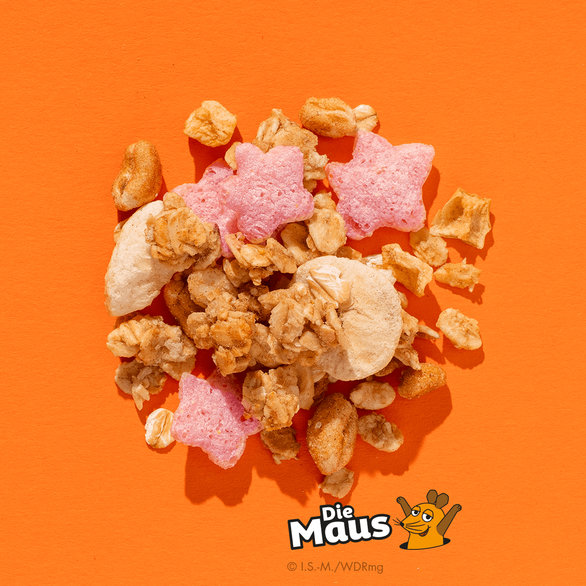 Mymuesli bio Supermaus-Müsli Zutaten von oben mit Banane und pinken Sternen.