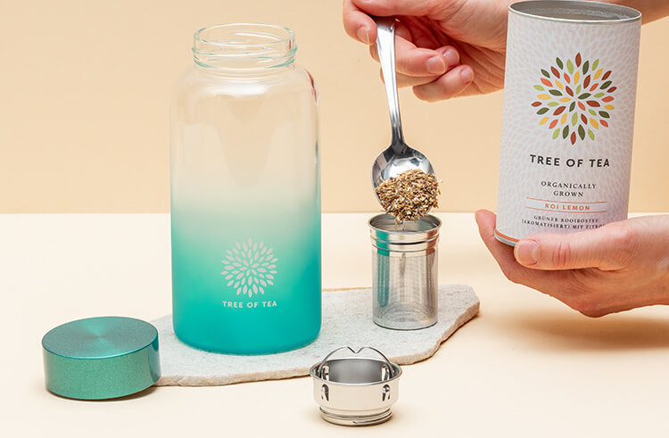 Tree of Tea Ice Tea Bottle Türkis wird mit Tee befüllt