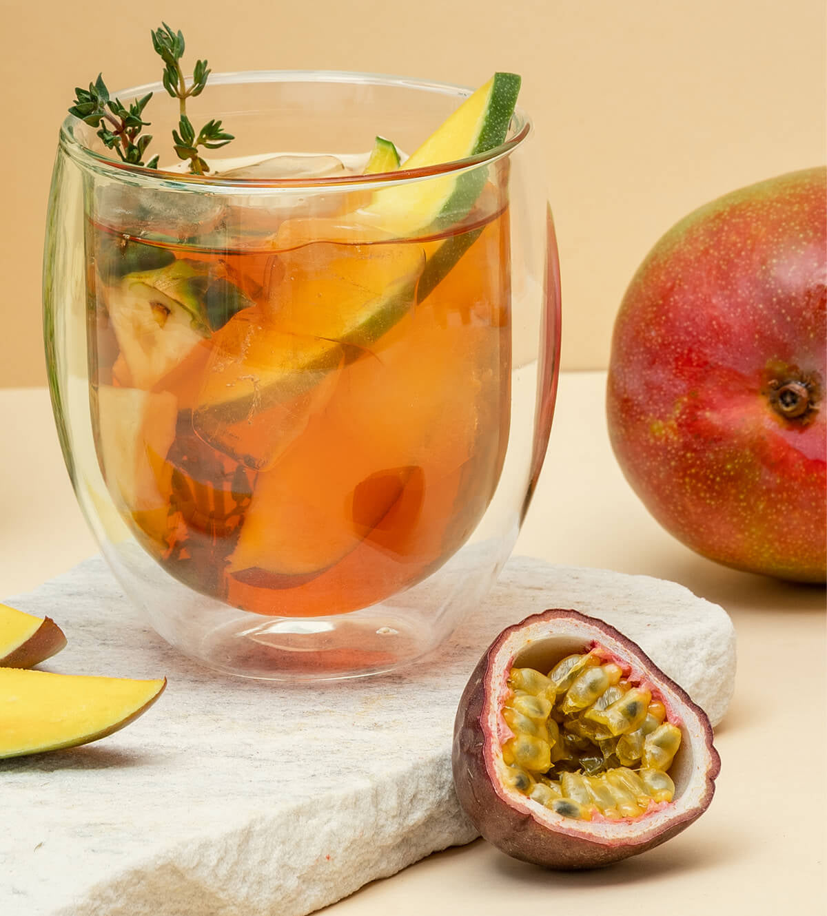 Tree of Tea Ice Tea Mango Passionfruit im Glas mit Mangospalten