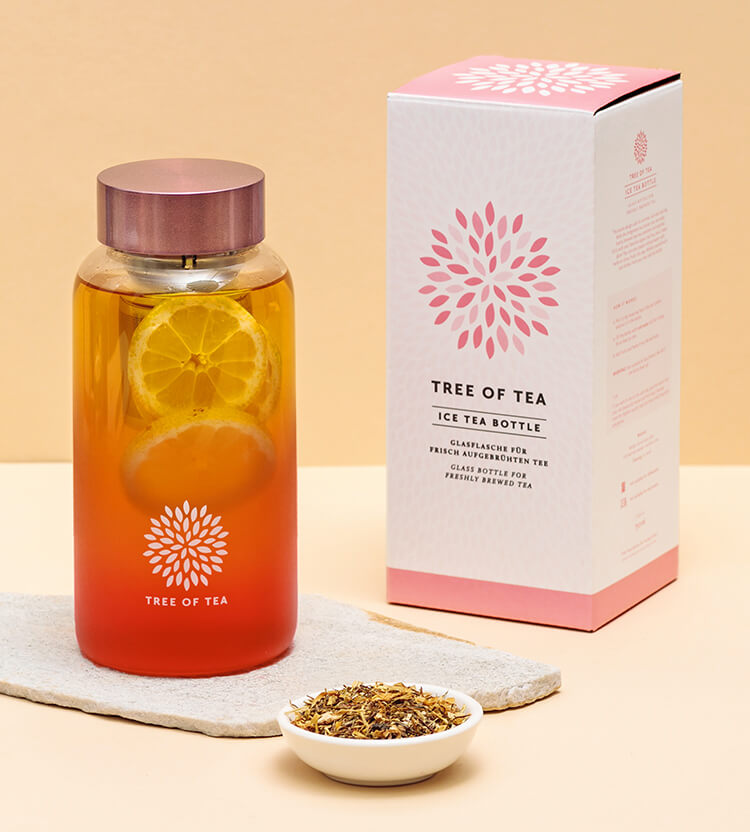 Ice Tea Bottle Rosa mit Tee und Zitronenscheiben gefüllt