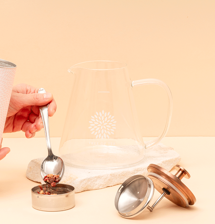 Teekanne mit Sieb Tree of Tea wird benutzt