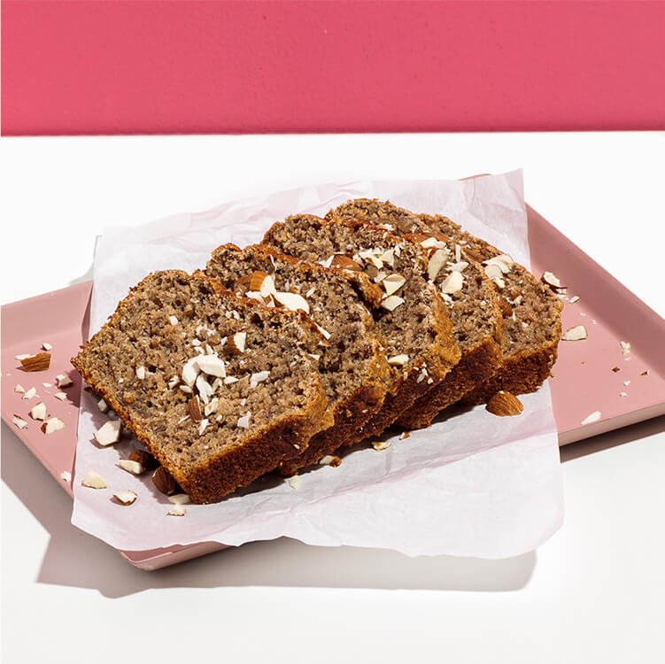 Chiasamen Bananenbrot in einer Springform mit einem Messer daneben
