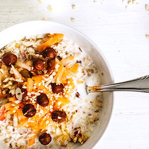 Oster-Bircher-Müsli mit einem Löffel in einer Schale