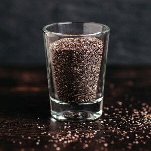 Ein Glas mit Chia Samen