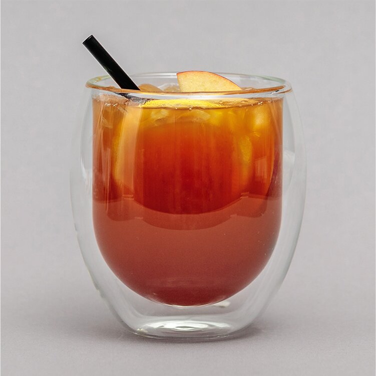 Apple Grey Cocktail im Glas mit Strohhalm