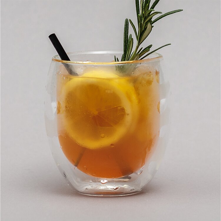 Royal Rosemary Cocktail mit Rosmarin und Orangenscheibe