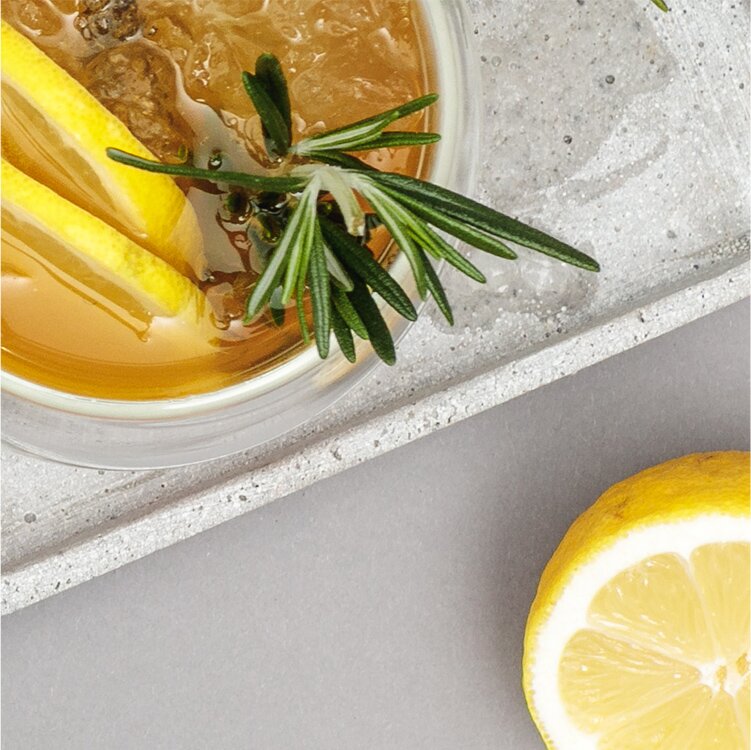 Royal Rosemary Cocktail mit Rosmarin und Zitronenscheibe