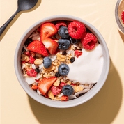 mymuesli Paleo Müsli in Schale mit frischen Beeren und Joghurt