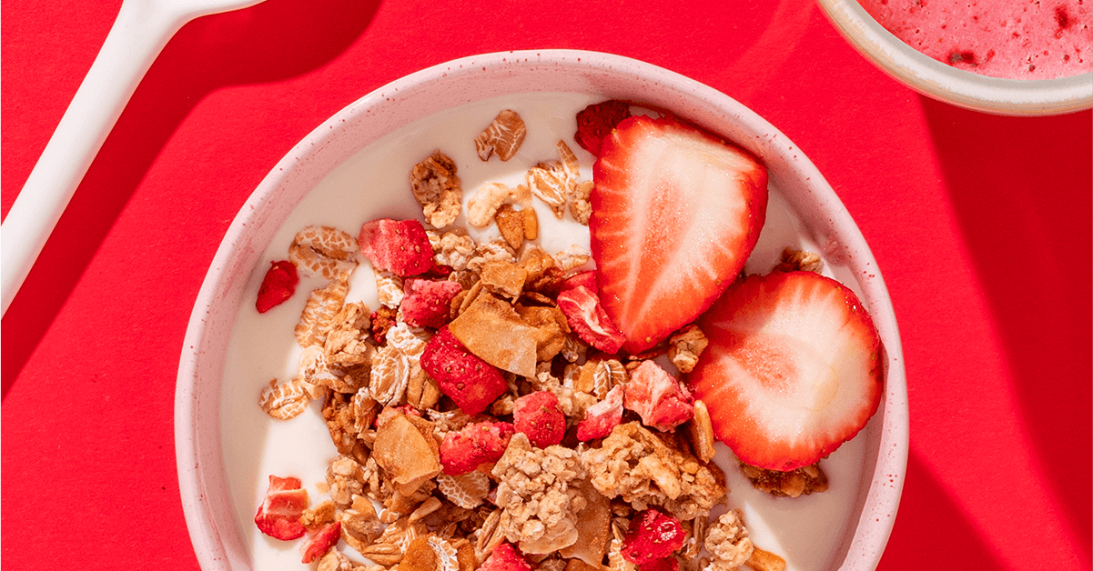 mymuesli Pink Strawberry Crunchy Müsli mit Joghurt und frischen Erdbeeren
