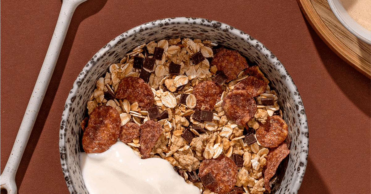 mymuesli Bio Low Sugar Choco Crunch Müsli in Schale mit Joghurt