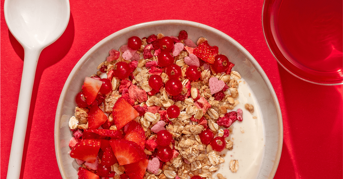 mymuesli Bio Low Sugar Berry Crunch Müsli in Schale mit Milch
