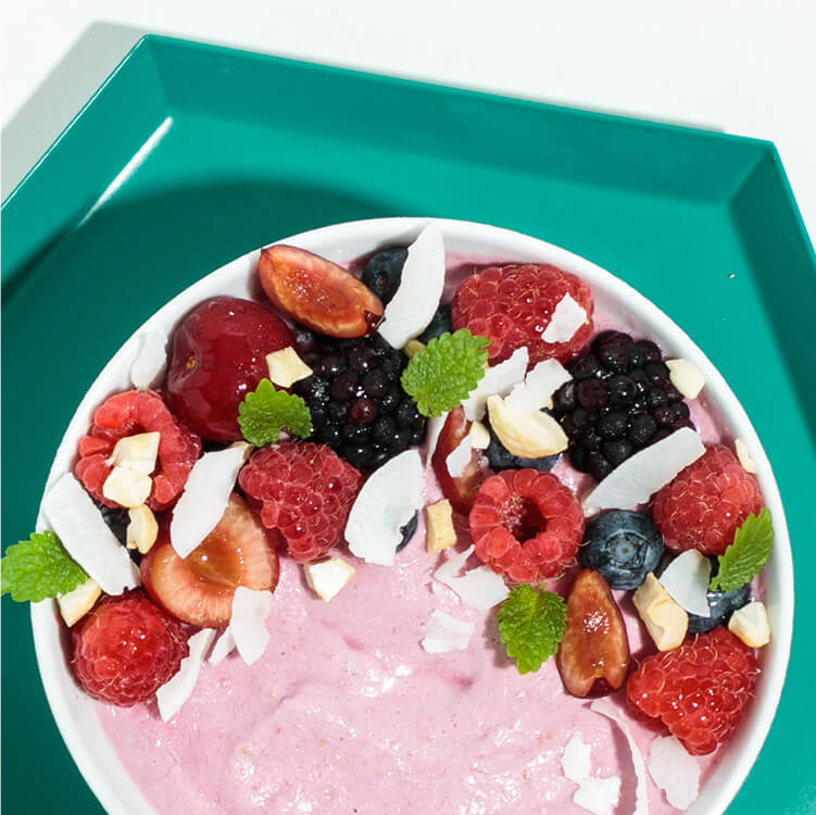 Himbeer Cashew Nicecream in einer Schüssel