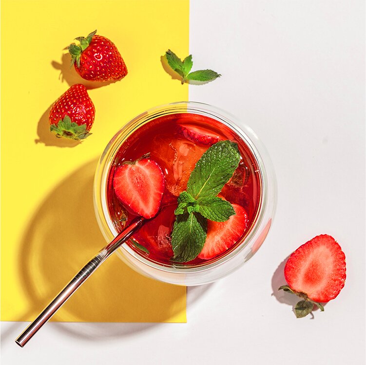 Erdbeer-Minz Eistee in einem Glas mit Erdbeeren und Minze