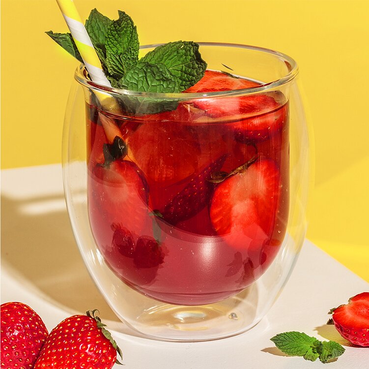 Erdbeer-Minz Eistee in einem Glas mit Erdbeeren und Minze