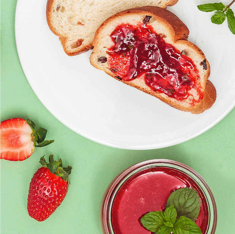 Erdbeer Minze Marmelade ist auf einer Scheibe Brot
