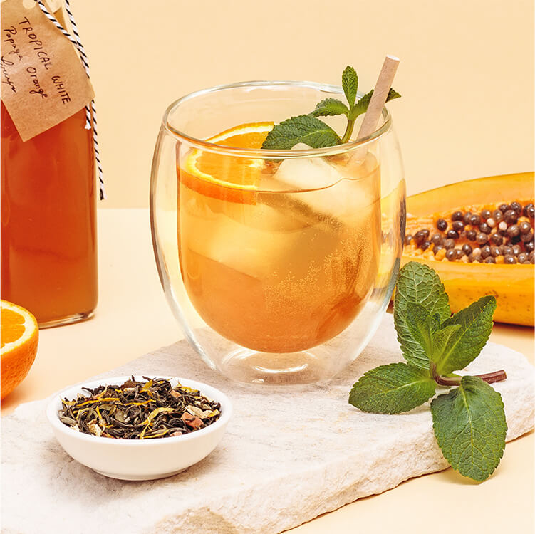 Tropical White Limonade im Glas mit Minze und Orangenscheiben
