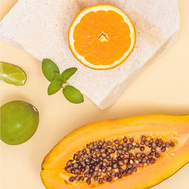 Eine halbe Orange, Papaya und Limette