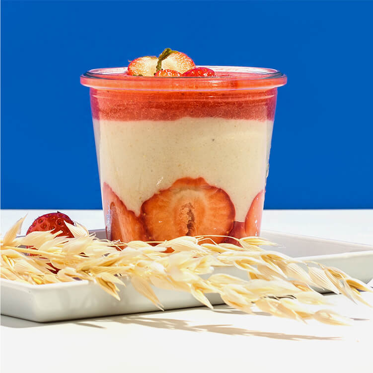 Grießbrei mit Erdbeertopping in einem Glas