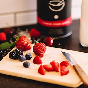 Beeren auf einem Holzbrett
