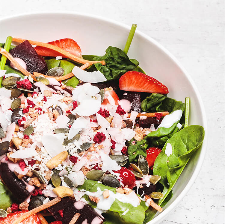 Blattspinat Salat mit Feta in einer Schüssel