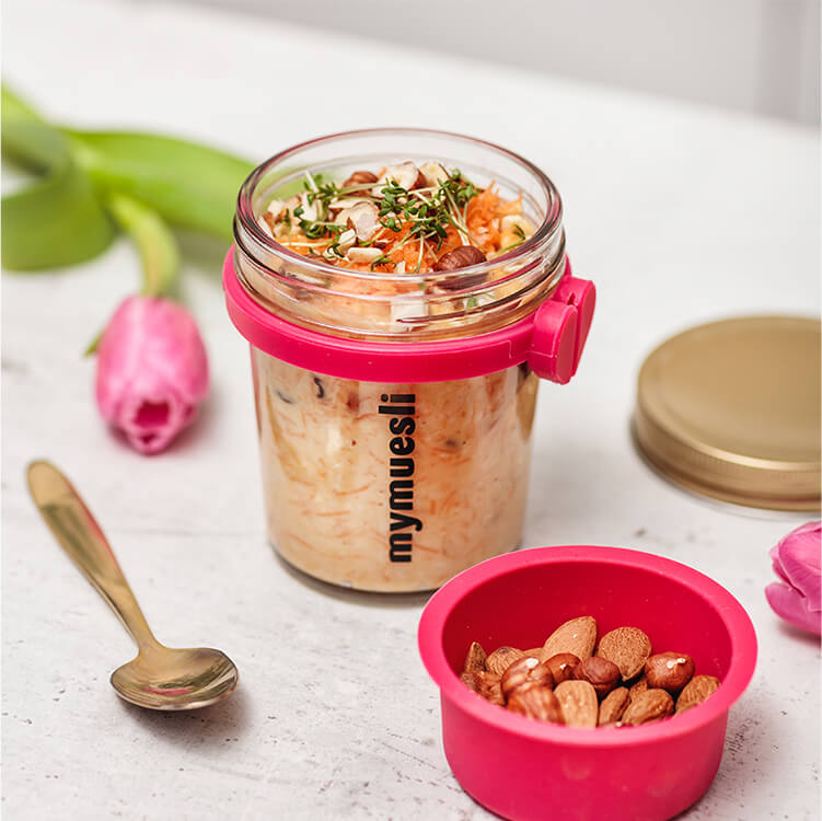 Carrot Cake Porridge in einem Glas mit einem goldenen Löffel daneben