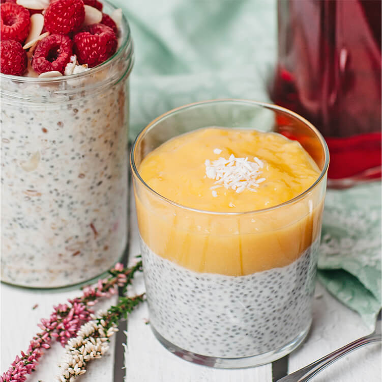 Chia Pudding mit Mango im Glas