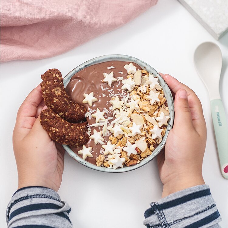Selbstgemachter Schokoladenpudding in einer Schüssel mit Christmas-Granola