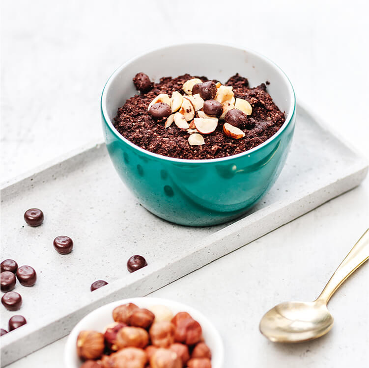 Chocolate Brownie Tassenkuchen mit Nüssen und Schokolade dekoriert