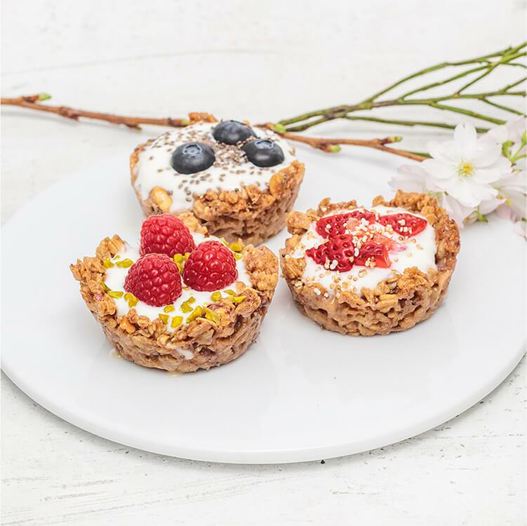 Granola Cups mit Beeren auf einem Teller