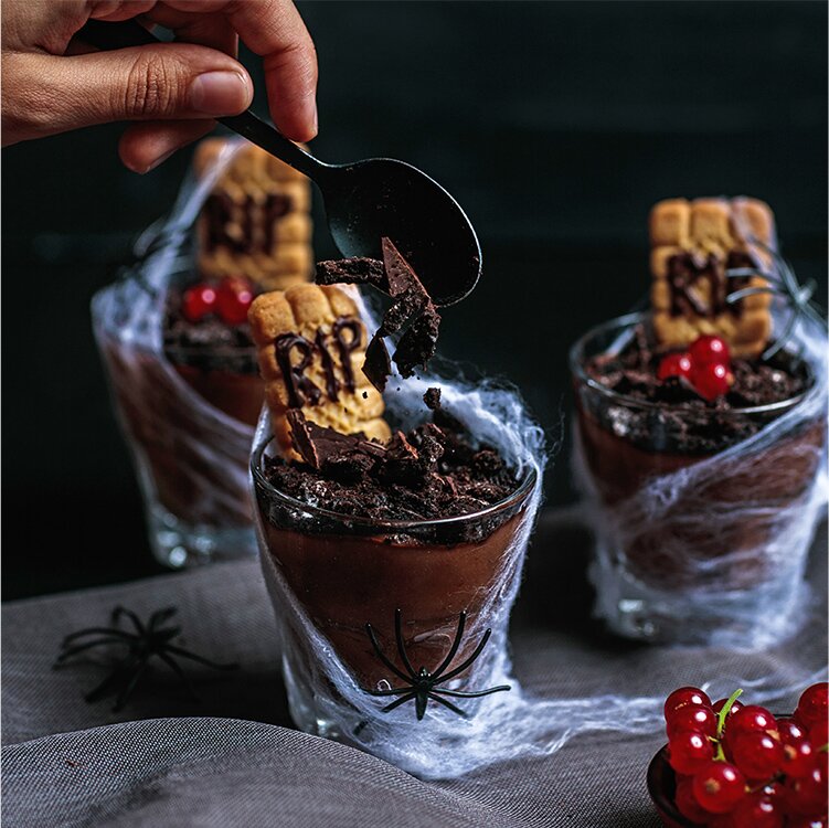 Halloween-Bowls im Glas mit Johannisbeeren