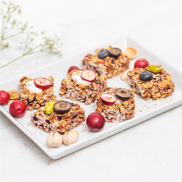 Beerige Granola Bars auf einem eckigen Teller