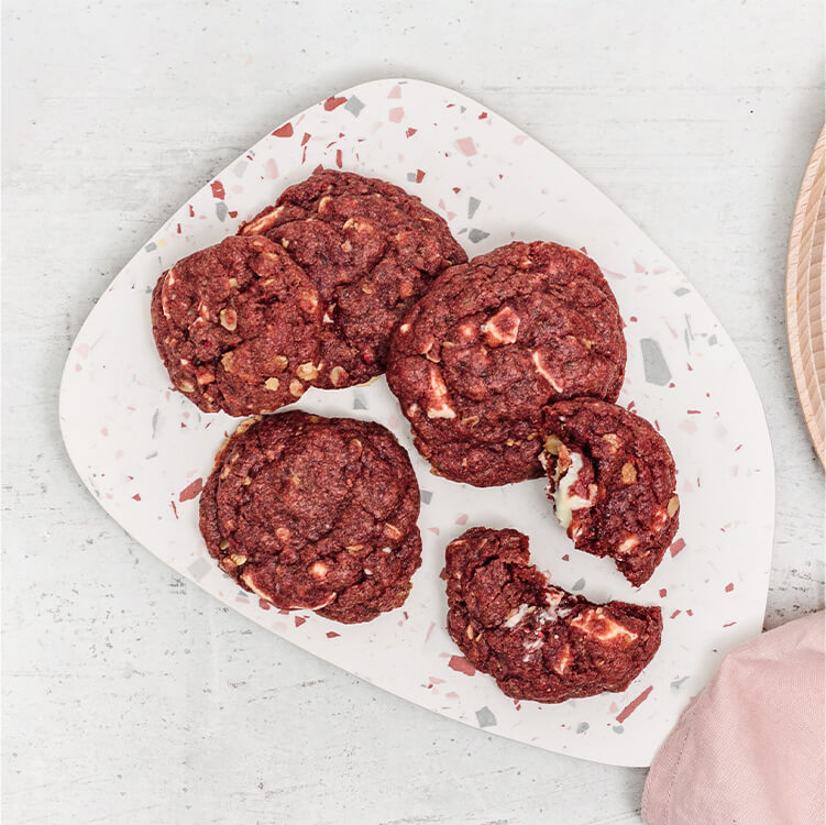 Red Velvet Cookies auf einem Teller