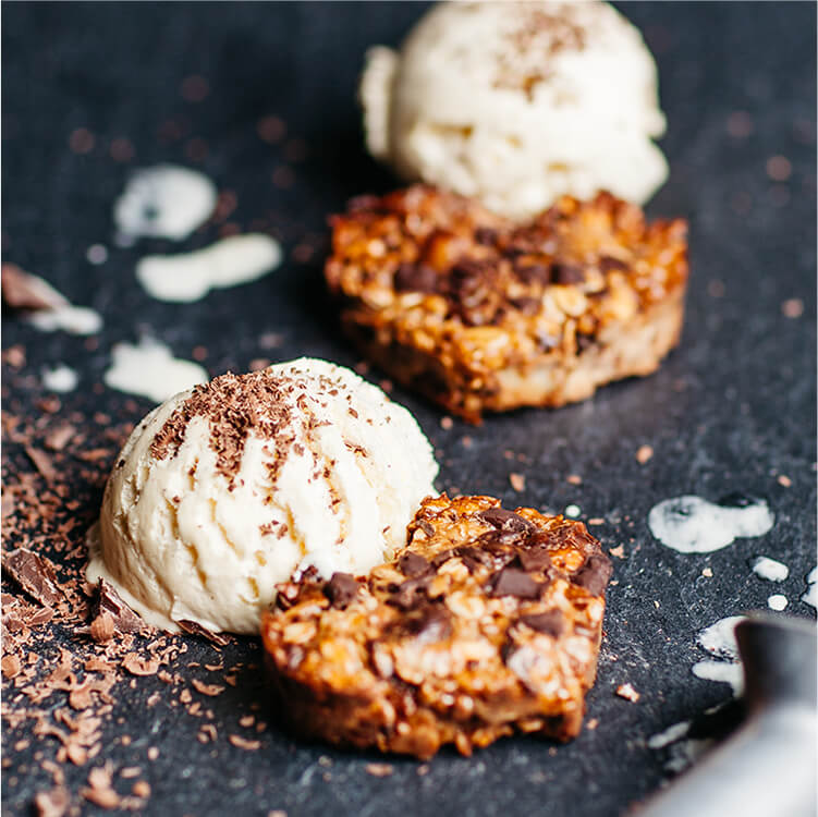 Schoko-Müsliriegel mit Eis daneben