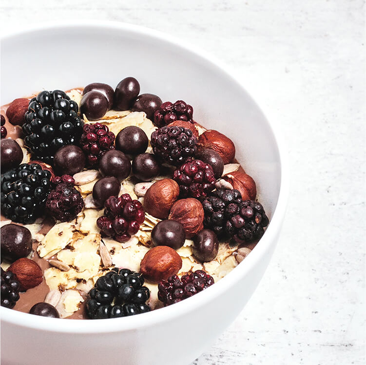 Schoko Bananen Smoothie Bowl in einer Schüssel mit Brombeeren