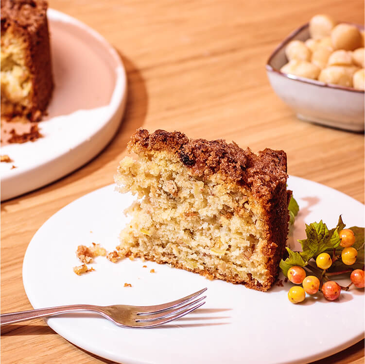 Apple Crumble Cake Stück auf einem Teller mit einer Gabel