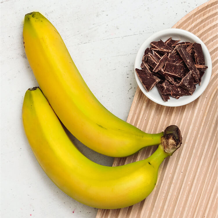 Bananen und ein Schälchen mit Schokolade