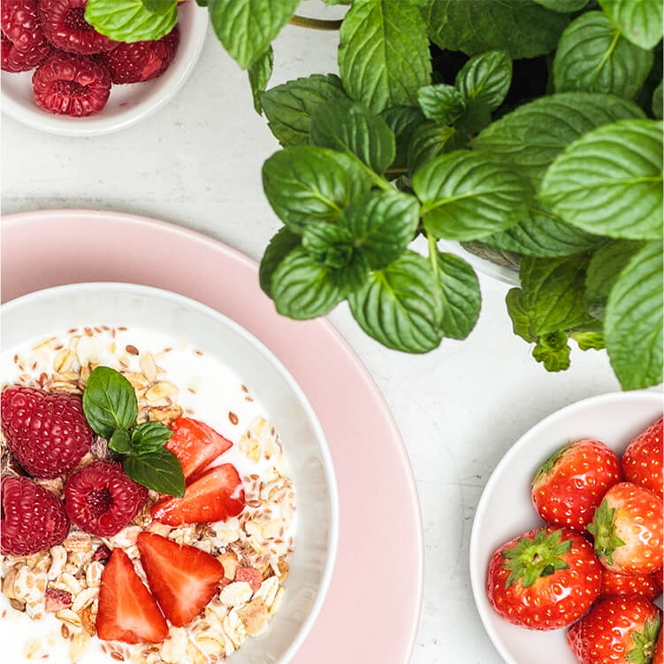 Müsli mit Beeren in einer Schale