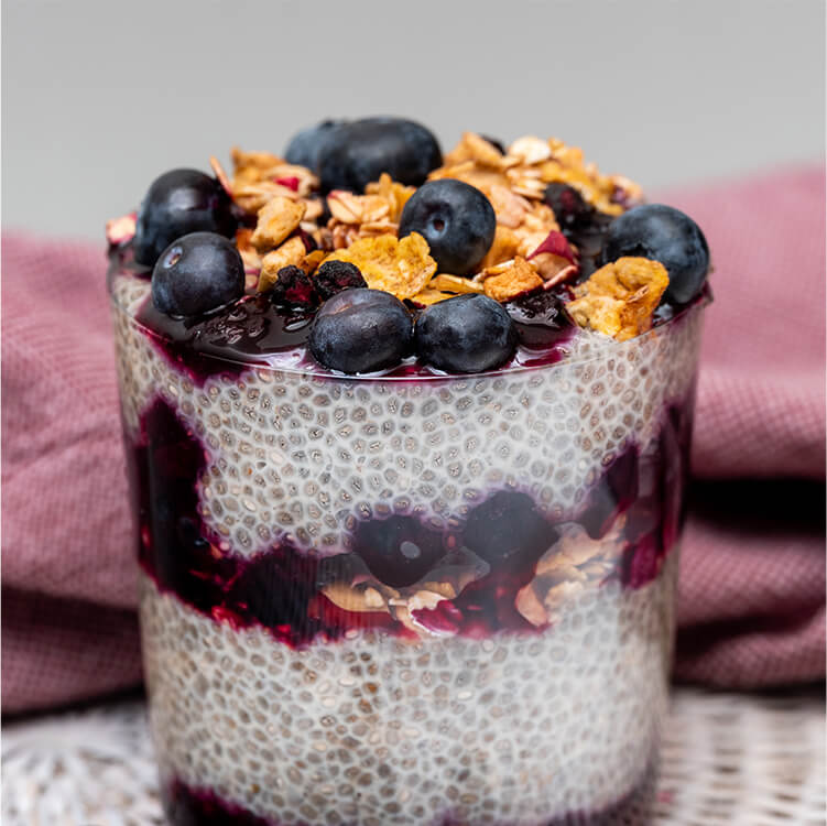 Chia Pudding mit Blaubeeren in einem Glas