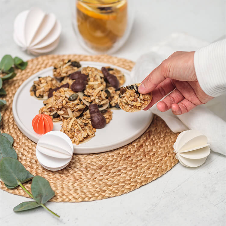 Cinnamon Snowman Bites wird vom Teller genommen