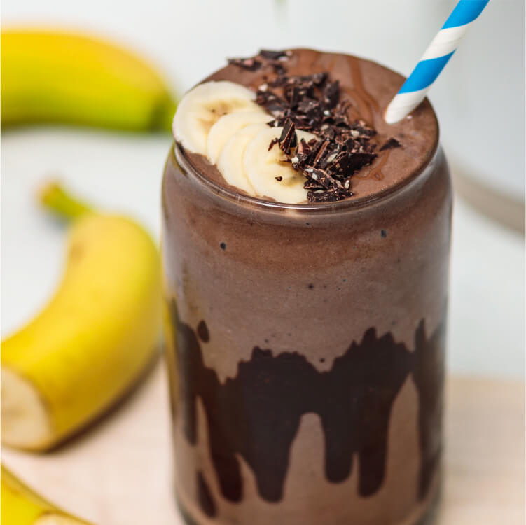 Chocolate Peanut Butter Smoothie mit Bananen daneben