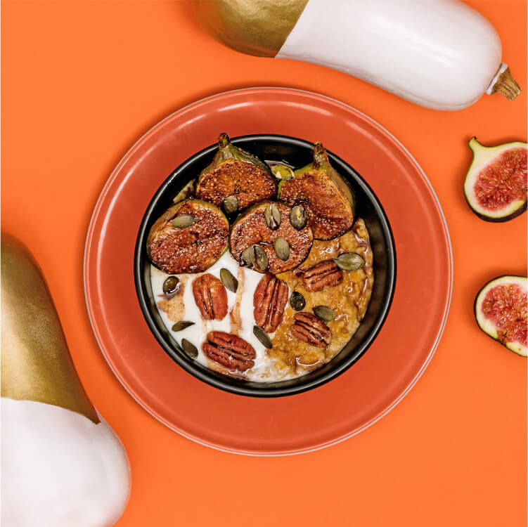 Pumpkin Porridge in einer Schale mit Feigen und Pekannüssen