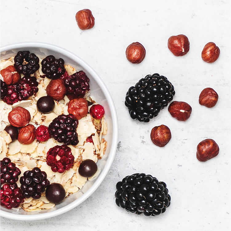 Schoko Bananen Smoothie Bowl mit Haselnüssen und Brombeeren