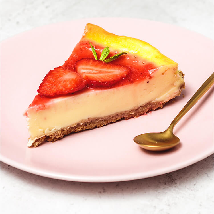 Ein Stück Strawberry Cheesecake auf dem Teller